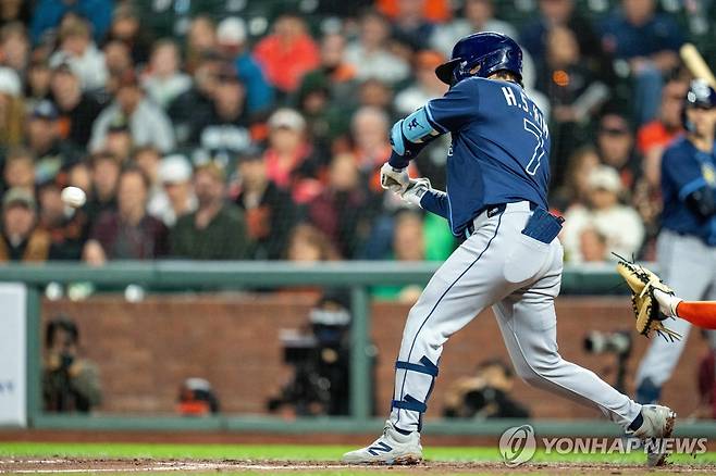 김하성, 투수 앞 안타 (샌프란시스코 Imagn Images=연합뉴스) 탬파베이 김하성이 16일(한국시간) 미국 캘리포니아주 샌프란시스코 오라클파크에서 열린 샌프란시스크와 방문 경기, 4회초에 투수 앞 안타를 치고 있다.