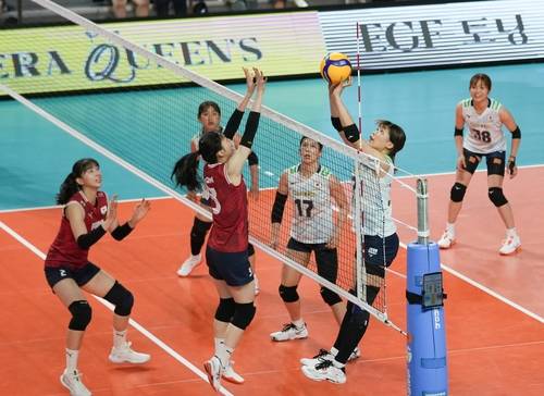 공방 벌이는 한국-일본 여자배구 대표팀 선수들 [대한배구협회 제공. 재판매 및 DB 금지]