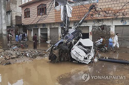 홍수로 파손된 파키스탄 차량들 [AP 연합뉴스 재판매 및 DB 금지]