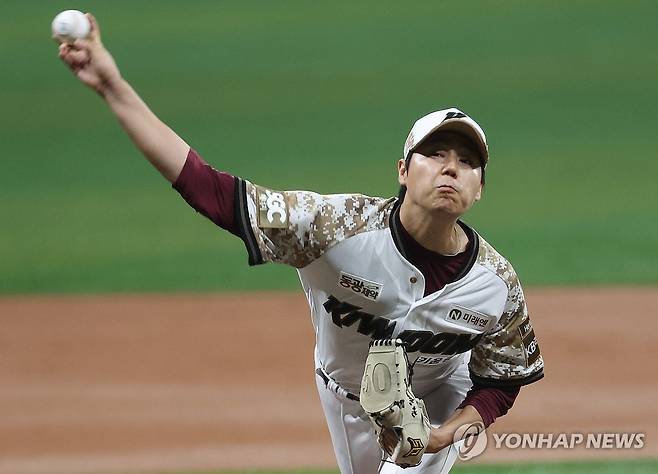 키움 선발 하영민 (서울=연합뉴스) 서명곤 기자 = 26일 서울 고척스카이돔에서 열린 프로야구 2025 신한 SOL 뱅크 KBO리그 KIA 타이거즈와 키움 히어로즈의 경기. 키움 선발 하영민이 힘차게 공을 던지고 있다. 2025.6.26 seephoto@yna.co.kr