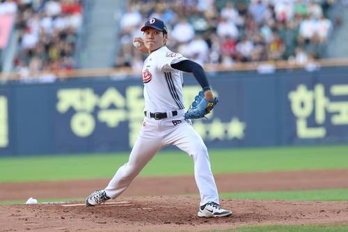 역투하는 두산 윤태호 (서울=연합뉴스) 두산 윤태호가 16일 서울 잠실구장에서 열린 프로야구 KIA와 홈 경기에 구원 등판해 역투하고 있다. [두산 베어스 제공. 재판매 및 DB금지]