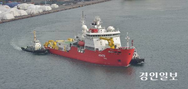 극지연구소가 운영하는 쇄빙연구선 ‘아라온호’가 인천항 갑문을 나와 남극으로 출항하는 모습. /경인일보DB