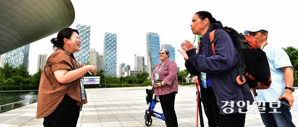 ‘2025 APEC 인천회의’ 참가자들이 지난 14일 인천시가 운영한 ‘송도 센트럴파크&수상택시 야간 투어’ 프로그램에 참여해 송도국제도시 주요 관광지에 대한 설명을 듣고 있다. 2025.8.14 /조재현기자 jhc@kyeongin.com