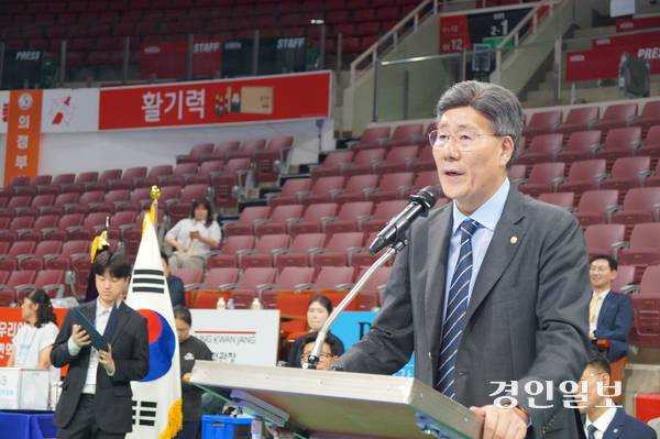 15일 안양종합운동장 실내체육관에서 개최된 ‘제10회 경기도지사배 전국장애인태권도대회’ 개회식에서 대회를 주최한 경기도장애인태권도협회 안태용 회장이 환영사를 하고 있다. 2025.8.15. 안양/박상일기자 metro@kyeongin.com