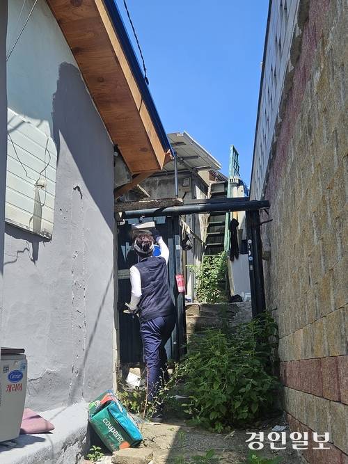 한전MCS 전력 매니저 김미란(49) 과장이 수원 남수동 일대에 전력 요금 청구서를 송달하고 있다. 2025.8.12 /김지원기자 zone@kyeongin.com