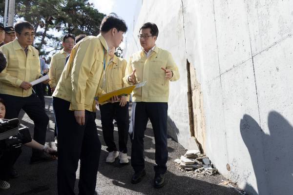 김동연 경기도지사가 지난 15일 오후 수원시 장안구 파장동에서 옹벽 붕괴 우려 주택 현장을 방문해 안전 점검을 하고 있다. 2025.8.15 /경기도 제공