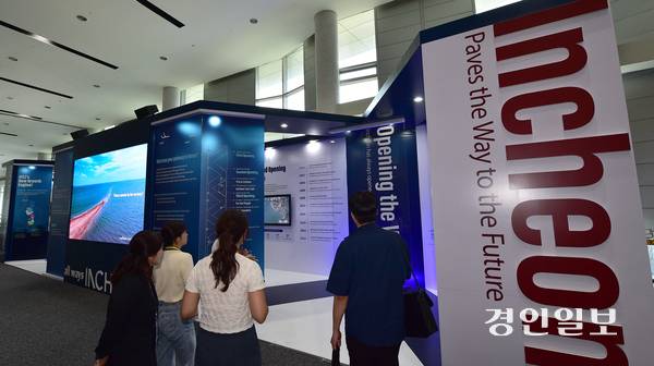 ‘2025 아시아태평양경제협력체(APEC) 인천회의’ 기간을 맞아 12일 인천 송도컨벤시아 내 전시장에서 인천의 다양한 기술과 특산품을 소개하는 부스가 운영되고 있다. 2025.8.12 /조재현기자 jhc@kyeongin.com