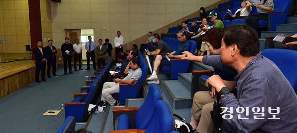 인천시 미추홀구 청운대학교에서 지난 14일 열린 도화동 데이터센터 주민설명회에 참석한 주민들이 사업관계자들에게 질의를 하고 있다. 2025.8.14 /조재현기자 jhc@kyeongin.com