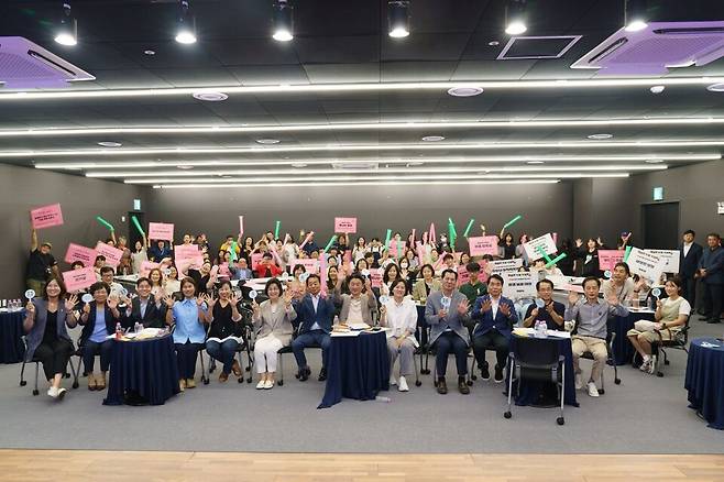 ▲ 지난해 제2회 정책어워드 행사장에서 김동근 시장과 박지혜 국회의원, 김연균 시의장 등이 참석해 시민들과 의미 있는 시간을 함께 했다./사진제공=의정부문화재단
