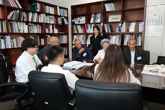 ▲ 지난 16일 광복회 경기도지부와 경기도 초청으로 방한한 독립유공자 후손들이 환담을 나누고 있다./사진제공=경기문화재단