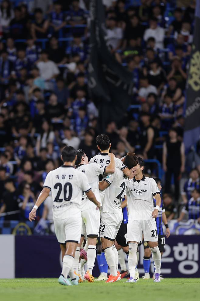 16일 인천 축구전용경기장서 열린 하나은행 K리그2 25라운드 경기서 성남 이정빈이 인천을 상대로 첫 골을 터트린후 동료들과 세리머니를 하고 있다. 사진=한국프로축구연맹