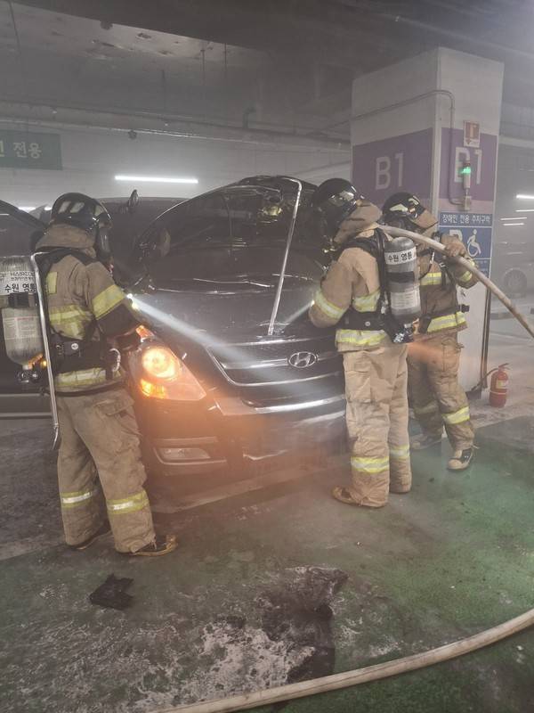 17일 수원 영통구 홈플러스 지하주차장서 소방 당국이 진화작업을 펼치고 있다. [사진=경기도소방재난본부]