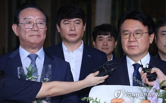 '울산시장 선거 개입·하명수사' 의혹으로 기소된 황운하 조국혁신당 의원(오른쪽)과 송철호 전 울산시장이 14일 서울 서초구 대법원에서 열린 상고심 선고공판에서 무죄를 확정받은 뒤 입장을 밝히고 있다.