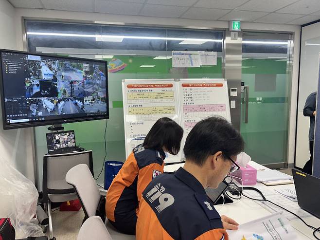 대전 0시 축제에 마련된 상황실에서 대전소방본부가 CCTV와 119 신고 등을 통해 안전 사고에 대비하고 있다. (사진= 김지윤 기자)