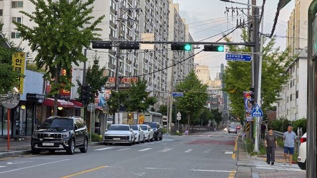 ▲ 제80주년 광복절인 지난 15일 충북 청주시 청원구 사천동 율봉로에 게양된 태극기를 찾아볼 수 없다. /남연우 기자