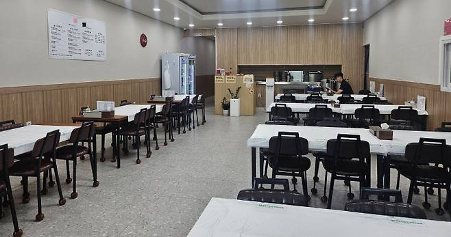 지난 8일 전남 무안군 낙지 골목의 한 식당이 점심시간임에도 불구하고 텅 비어있는 모습./김다란 기자 kdr@namdonews.com