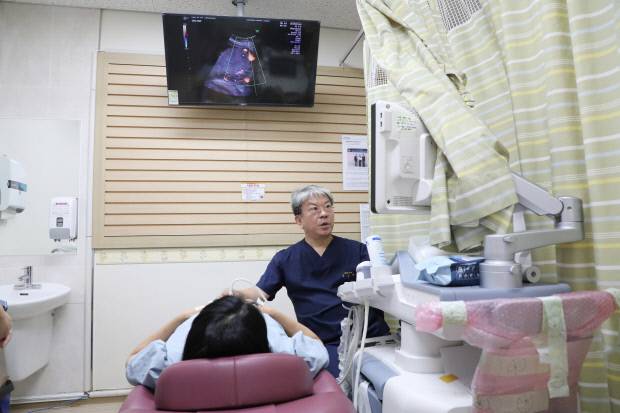 조기 분만 진통은 예측하기 어렵기 때문에 잦은 아랫배 통증이나 압박감 등의 증상이 있는 땐 반드시 진찰을 받는게 중요하다. 김윤하 교수 진료 모습.
