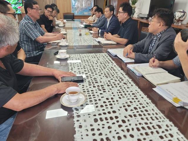 지난 13일 진안군수실을 찾은 진안 마령면 섬진강상류환경운동연합 전재삼 회장과 회원들이 전춘성 군수를 비롯한 관계부서 직원들에게 주민 애로사항을 호소하며 최근 진행되고 있는 환경부 주관 '탈취탑 공모사업'의 취소를 촉구하고 있다. / 사진=국승호 기자