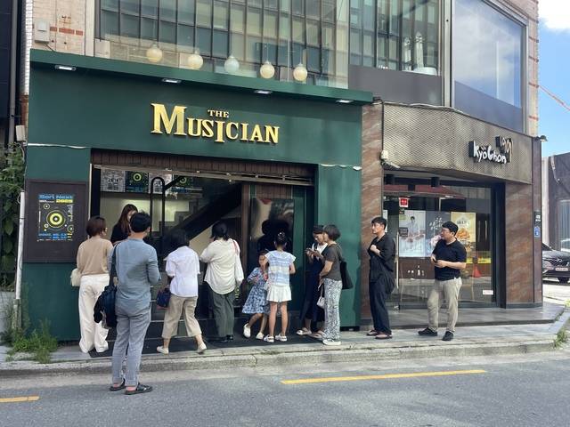 14일 오후 더뮤지션에서 진행된 '소리 넥스트' 공연을 보기 위해 관람객들이 줄을 서고 있다. 전현아 기자.