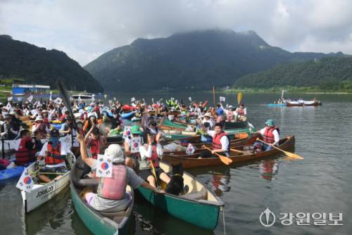광복80주년을 맞아 지난 15일 춘천 의암호에서 뜻 깊은 행사가 열렸다. 전국에서 온 패들러들이 의암호(스포츠타운~상상마당) 8.15km 구간을 태극기를 부착해 운행하며 광복의미를 되새겼다. 김남덕기자