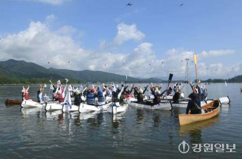광복80주년을 맞아 지난 15일 춘천 의암호에서 뜻 깊은 행사가 열렸다. 전국에서 온 패들러들이 의암호(스포츠타운~상상마당) 8.15km 구간을 태극기를 부착해 운행하며 광복의미를 되새겼다. 김남덕기자
