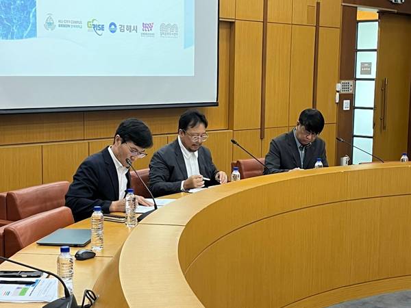 지난 13일 김해시 인제대 김해문화관광재단이 업무협약을 했다. / 김해시