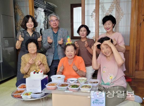 테크노섬나회(회장 이동구) 음식나눔 봉사팀은 지난 14일 울산 중구 옥교동에 있는 홀몸 노인 가정을 찾아 찰밥과 미역국, 전복찜, 15가지 반찬, 축하케이크 등으로 생신상을 마련했다고 17일 밝혔다.