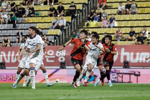 경남FC 선수들이 16일 창원축구센터에서 열린 서울 이랜드FC와 경기에서 경합을 벌이고 있다. /프로축구연맹