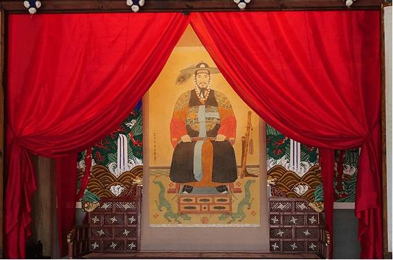 수원 화령전에 걸린 정조 어진. 위키백과 제공.