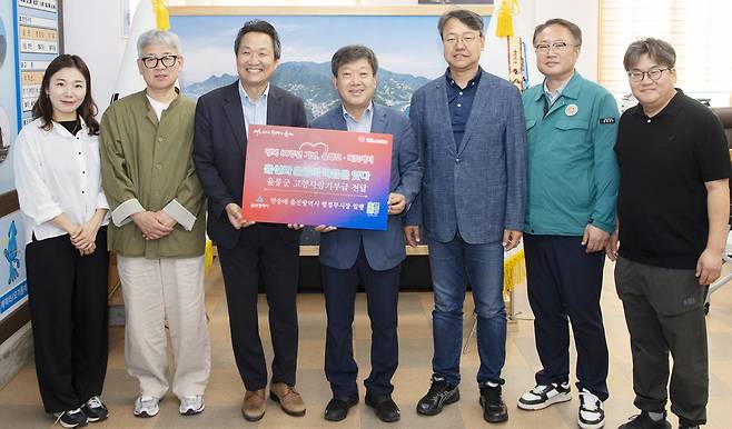 울릉도를 방문한 안승대 부시장 일행들이 울릉군 관계자들과 기념 촬영을 하고 있다. /울릉군 제공