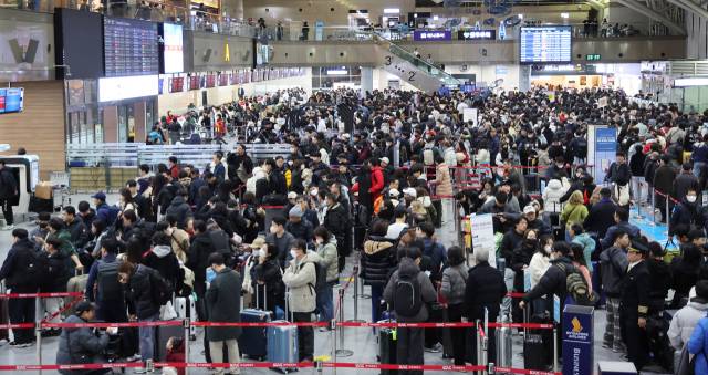 지난 1월 설 연휴 기간 김해국제공항 국제선 청사가 해외여행을 떠나려는 여행객들로 북새통을 이루고 있다. 부산일보DB