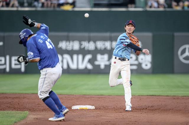 롯데 자이언츠 유격수 전민재가 지난 16일 부산 사직야구장에서 열린 2025 프로야구 삼성 라이온즈전에서 3회 삼성 류지혁의 타구를 병살로 처리하고 있다. 롯데 자이언츠 제공