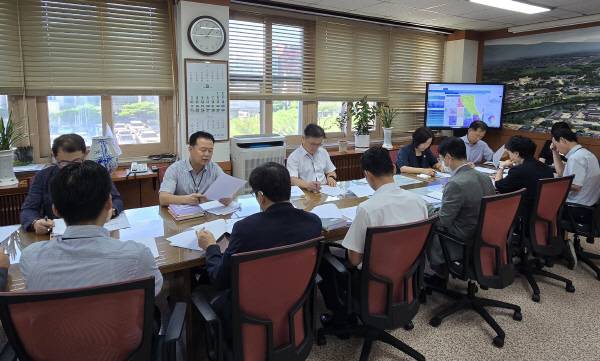 경주시가 지난 14일 송호준 부시장실에서 'APEC 서비스 향상 TF' 2차 회의를 열고, 숙소·음식·교통 등 서비스 체감도가 높은 분야의 개선방안을 논의하고 있다. 경주시