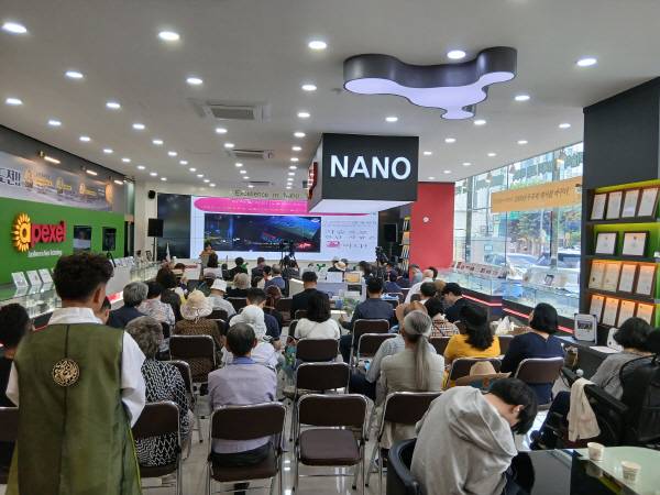 16일 한국노벨재단이 주관하고 (사)대한민국아카데미미술협회가 후원한 시상식이 관계자와 시민이 참석한 가운데 서울 종로에서 진행되고 있다. 한국노벨재단 유재기 사무총장