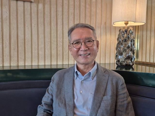 김형오 전 국회의장이 지난 12일 대구일보와 만나 '보수개혁'에 대해 설명하고 있다.