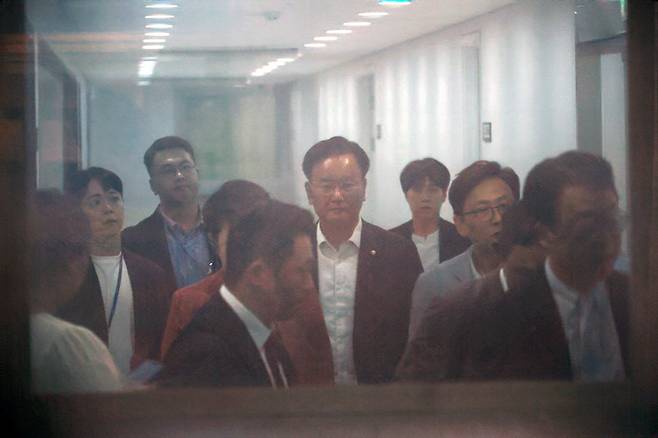 김건희 특검팀이 국민의힘 당사에 대한 압수수색에 나선 13일 서울 여의도 국민의힘 중앙당사에서 김은혜 원내정책수석부대표, 유상범 원내운영수석부대표 등 의원들이 집결하고 있다. (출처 : 뉴시스)