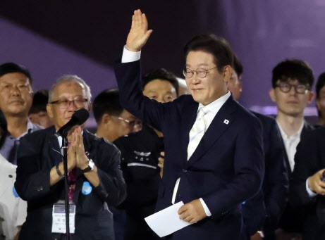 이재명 대통령이 15일 오후 서울 종로구 광화문광장에서 열린 ‘광복 80년, 국민 주권으로 미래를 세우다’ 제21대 대통령 국민 임명식에서 국민 대표 80인이 참여한 임명장을 전달 받고 인사를 하고 있다.(사진=뉴스1)