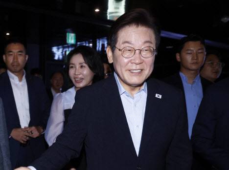 이재명 대통령과 김혜경 여사가 17일 서울 용산CGV에서 ‘독립군:끝나지 않은 전쟁’ 관람 후 시민들과 인사하고 있다. (사진=연합뉴스)