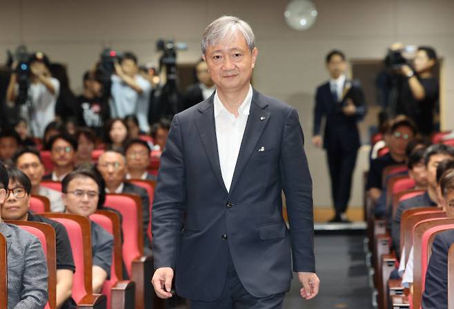 이찬진 신임 금감원장이 14일 서울 여의도 금융감독원에서 열린  취임식에 입장하고 있다. 2025.8.14. 연합뉴스