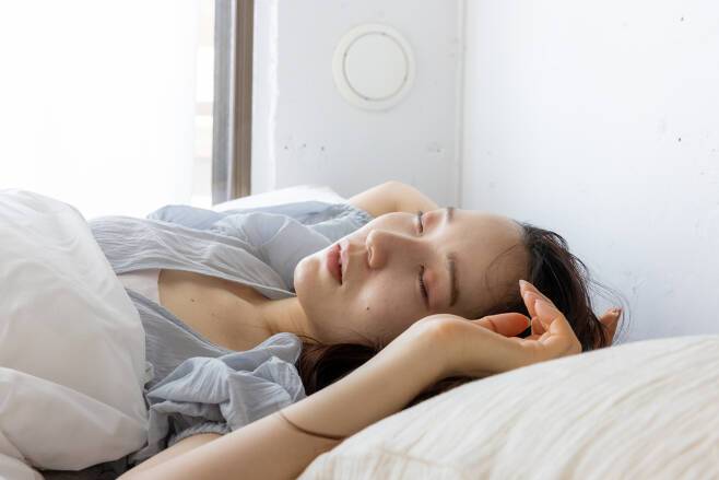 코를 골다가 갑자기 숨을 멈췄다가 한참 뒤에 숨을 몰아쉬는 경우도 종종 있다. 이는 수면무호흡증의 증상으로 뇌졸중(뇌경색, 뇌출혈) 발생 위험이 높아질 수 있다.  [사진=개티이미지뱅크]