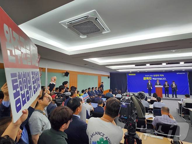 지난 7월21일 김관영 전북도지사가 전북도청 기자회견장에서 열린 도지사-전주국회의원-전주시장 합동 기자회견에 참석해 완주-전주 통합 관련 발언을 하고 있다. 2025.7.21/뉴스1 ⓒ News1 유경석 기자