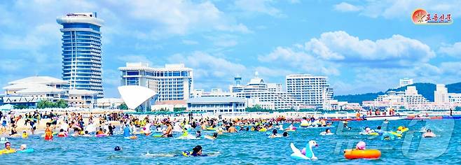 (평양 노동신문=뉴스1) = 북한 노동당 기관지 노동신문은 17일 "원산갈마해안관광지구가 봉사(서비스)를 시작한지 40여일이 흘렀다＂며 ＂세계적인 해안관광도시, 해양공원에 대한 근로자들의 관심이 더더욱 높아가고 있다＂고 보도했다. [국내에서만 사용가능. 재배포 금지. DB 금지. For Use Only in the Republic of Korea. Redistribution Prohibited] rodongphoto@news1.kr