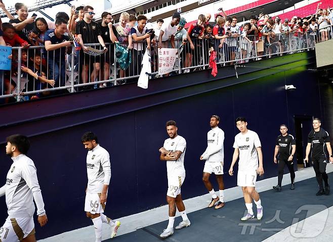 미국메이저리그사커(MLS) LA FC의 공격수 손흥민이 17일(이하 한국시간) 미국 매사추세츠 폭스버러의 질레트 스타디움에서 열린 2025 MLS 28라운드 뉴잉글랜드 원정 경기에 앞서 워밍업을 위해 피치로 나서고 있다.   ⓒ AFP=뉴스1