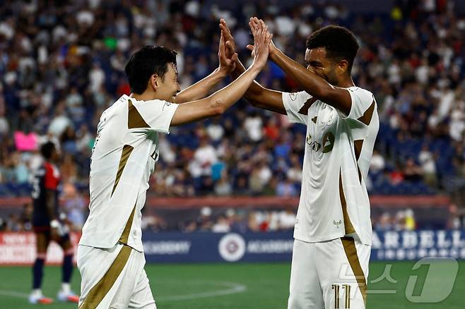미국메이저리그사커(MLS) LA FC의 공격수 손흥민과 티모시 틸먼이 17일(이하 한국시간) 미국 매사추세츠 폭스버러의 질레트 스타디움에서 열린 2025 MLS 28라운드 뉴잉글랜드 원정 경기에서 마티우 초니에르의 팀 두 번째 골에 기쁨을 나누고 있다. ⓒ AFP=뉴스1 ⓒ News1 박정호 기자