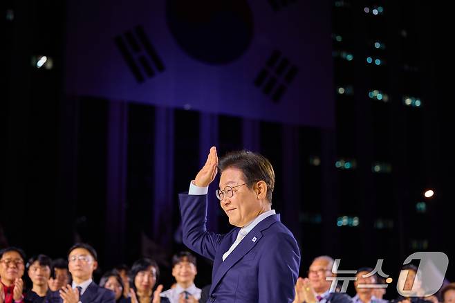 이재명 대통령이 지난 15일 서울 세종대로 광화문광장에서 열린 '광복 80년, 국민 주권으로 미래를 세우다' 제21대 대통령 국민 임명식에서 손 들어 인사하고 있다. (이재명 대통령 SNS. 재판매 및 DB 금지) 2025.8.16/뉴스1 ⓒ News1 허경 기자