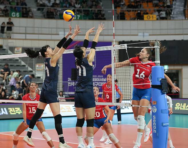 체코의 공격을 블로킹하고 있는 한국여자배구대표팀(대한배구협회 제공)