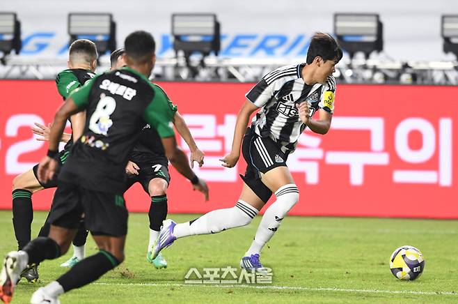 뉴캐슬 유나이티드의 박승수(오른쪽)가 30일 수원월드컵경기장에서 열린 2025 쿠팡플레이시리즈 팀K리그와의 경기에서 드리블 돌파를 하고 있다. 2025. 7. 30.  수원 | 박진업 기자 upandup@sportsseoul.com
