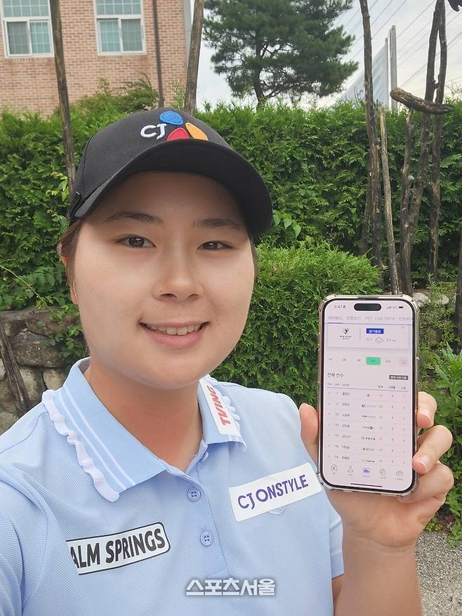 홍정민이 17일 몽베르CC에서 열린 KLPGA투어 메디힐·한국일보 챔피언십에서 역대 최소타인 23언더파 259타로 우승한 뒤 스코어보드가 표시된 휴대전화를 들고 자축하고 있다.  사진 | 홍정민 제공