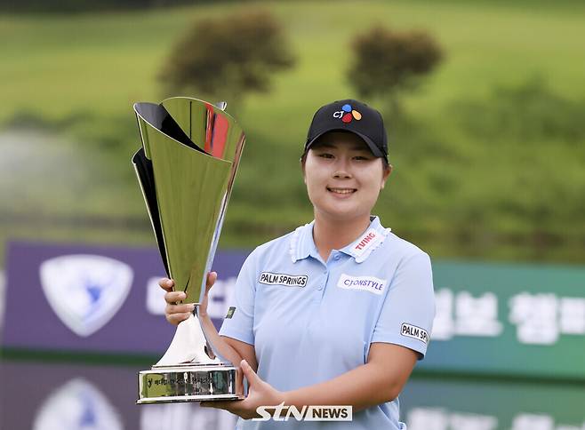 17일 경기도 포천시에 위치한 몽베르 컨트리클럽 가을·겨울 코스(파72)에서 열린 KLPGA 투어 메디힐·한국일보 챔피언십(총상금 10억원)에서 우승한 홍정민이 우승 트로피를 들고 포즈를 취하고 있다. /사진=손진현 기자