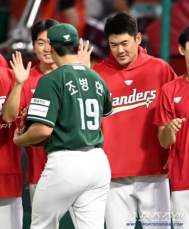 16일 인천SSG랜더스필드에서 열린 LG와 SSG의 경기, SSG가 10대7로 승리했다. 승리의 기쁨을 나누는 노경은과 조병현의 모습. 인천=허상욱 기자wook@sportschosun.com/2025.08.16/